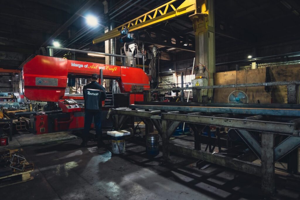 Ленточнопильный Karmetal KMT 700 KDG